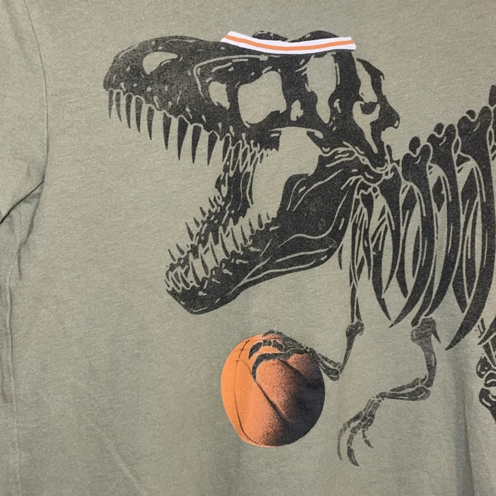 •OLD NAVY•LITTLE BOYS OLIVE GREEN BASKETBALL DINOSAUR T-SHIRT SIZE 8